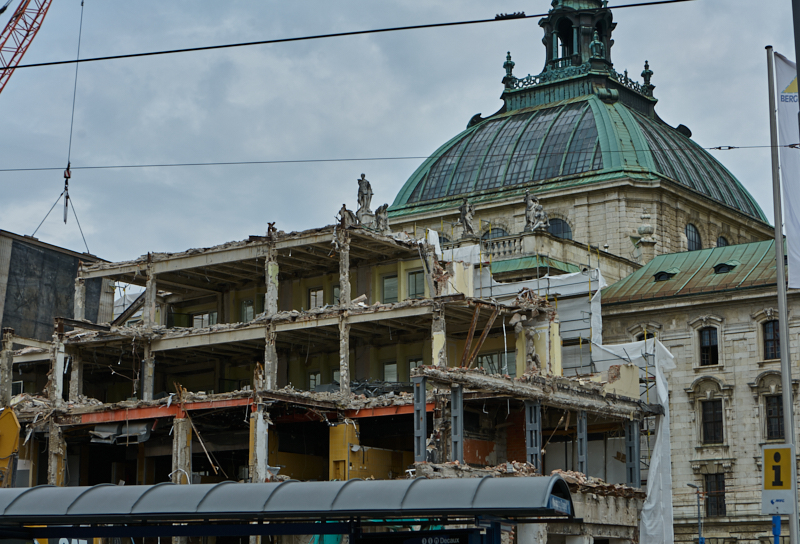 12.07.2019 - Zum Wochenende wird die Ruine des Hotel Königshof um ein Stockwerk verringert. 