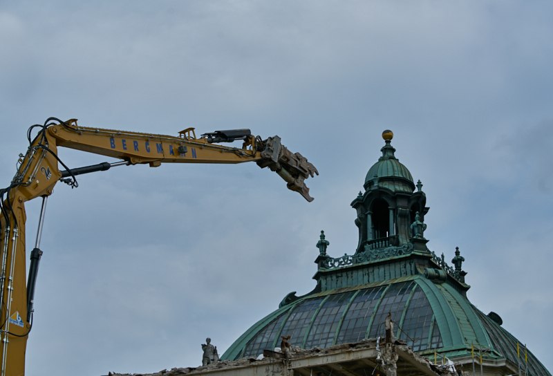 12.07.2019 - Zum Wochenende wird die Ruine des Hotel Königshof um ein Stockwerk verringert. 