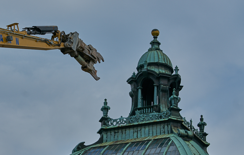 12.07.2019 - Zum Wochenende wird die Ruine des Hotel Königshof um ein Stockwerk verringert. 