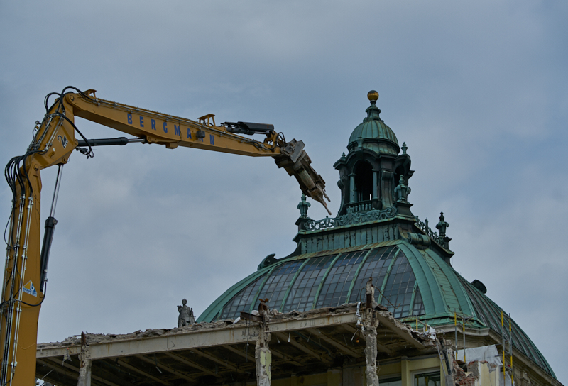 12.07.2019 - Zum Wochenende wird die Ruine des Hotel Königshof um ein Stockwerk verringert. 