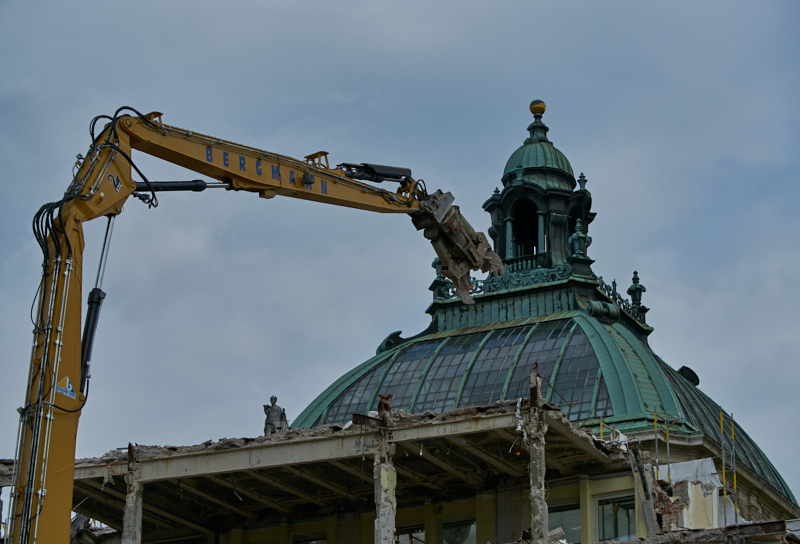 12.07.2019 - Zum Wochenende wird die Ruine des Hotel Königshof um ein Stockwerk verringert. 