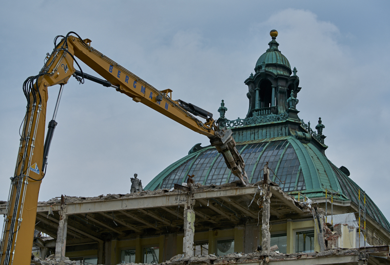 12.07.2019 - Zum Wochenende wird die Ruine des Hotel Königshof um ein Stockwerk verringert. 