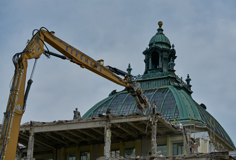 12.07.2019 - Zum Wochenende wird die Ruine des Hotel Königshof um ein Stockwerk verringert. 