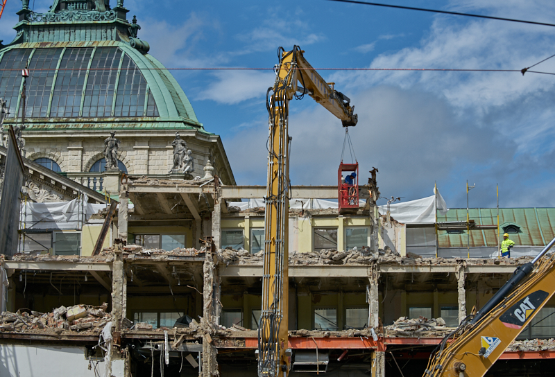 12.07.2019 - Zum Wochenende wird die Ruine des Hotel Königshof um ein Stockwerk verringert. 