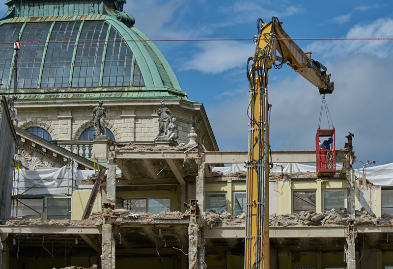 12.07.2019 - Zum Wochenende wird die Ruine des Hotel Königshof um ein Stockwerk verringert. 