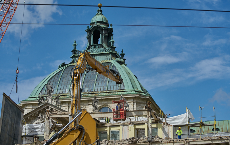 12.07.2019 - Zum Wochenende wird die Ruine des Hotel Königshof um ein Stockwerk verringert. 