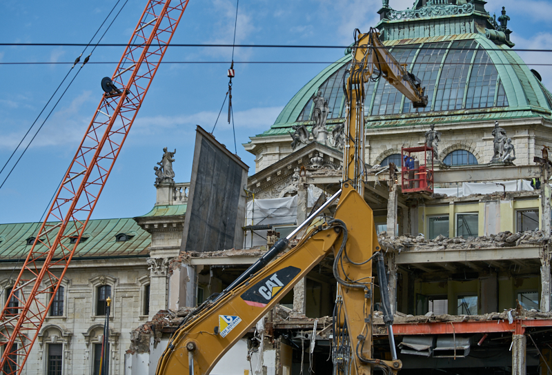 12.07.2019 - Zum Wochenende wird die Ruine des Hotel Königshof um ein Stockwerk verringert. 