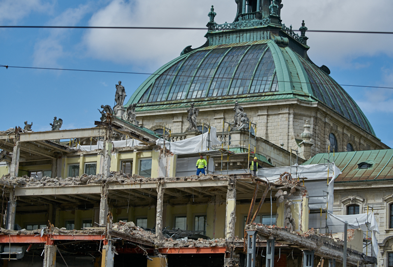 12.07.2019 - Zum Wochenende wird die Ruine des Hotel Königshof um ein Stockwerk verringert. 