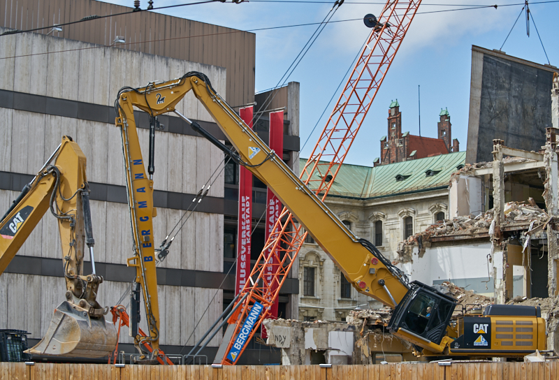 12.07.2019 - Zum Wochenende wird die Ruine des Hotel Königshof um ein Stockwerk verringert. 