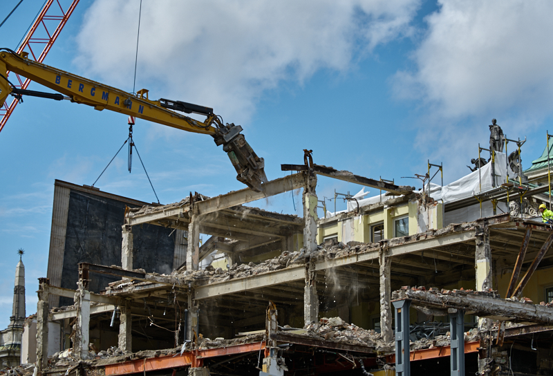 12.07.2019 - Zum Wochenende wird die Ruine des Hotel Königshof um ein Stockwerk verringert. 