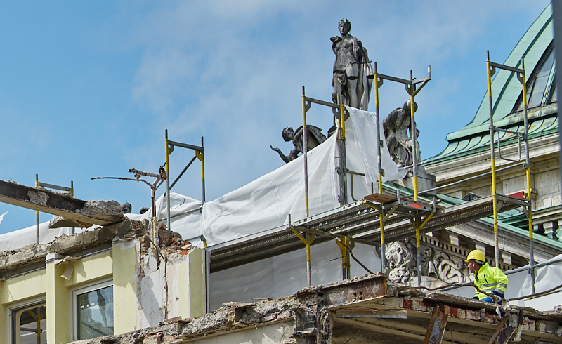 12.07.2019 - Zum Wochenende wird die Ruine des Hotel Königshof um ein Stockwerk verringert. 
