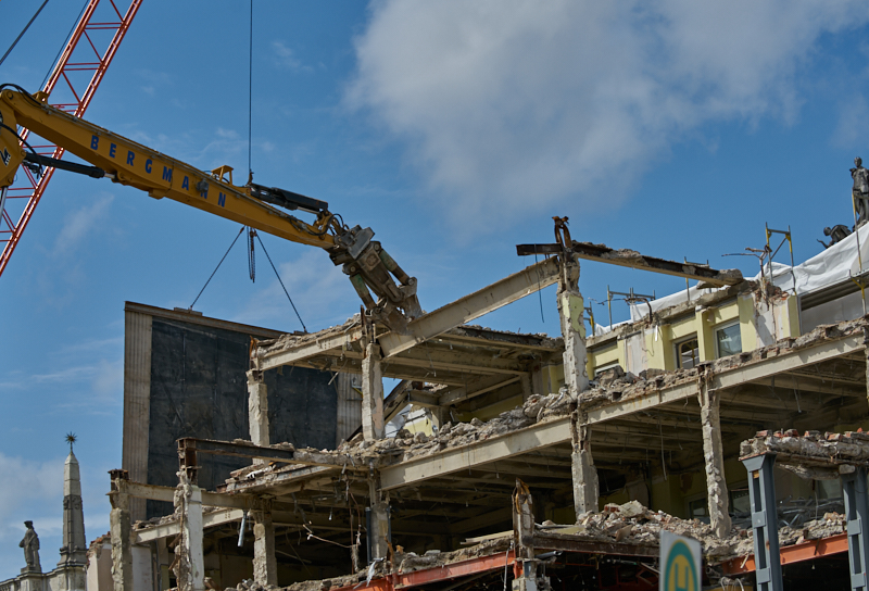 12.07.2019 - Zum Wochenende wird die Ruine des Hotel Königshof um ein Stockwerk verringert. 