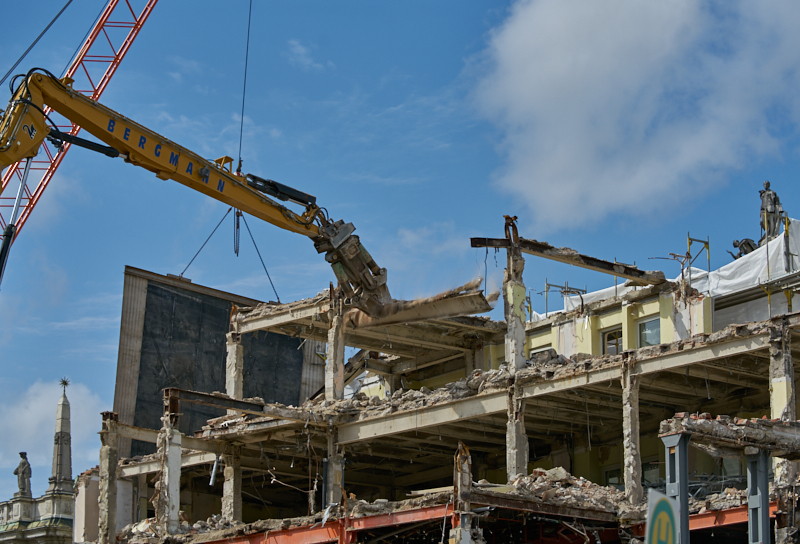 12.07.2019 - Zum Wochenende wird die Ruine des Hotel Königshof um ein Stockwerk verringert. 