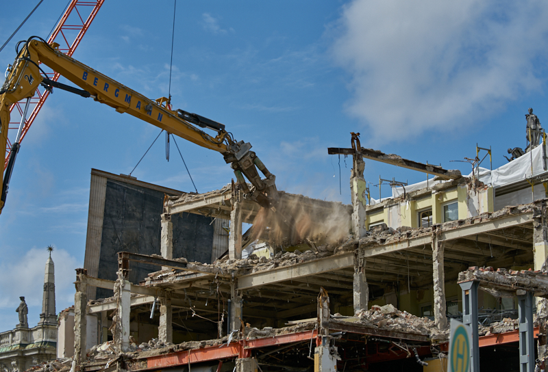 12.07.2019 - Zum Wochenende wird die Ruine des Hotel Königshof um ein Stockwerk verringert. 