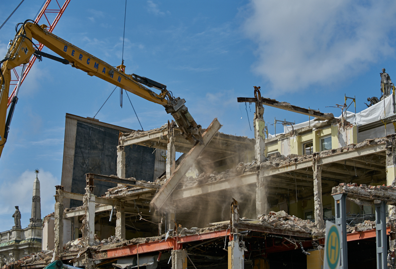 12.07.2019 - Zum Wochenende wird die Ruine des Hotel Königshof um ein Stockwerk verringert. 
