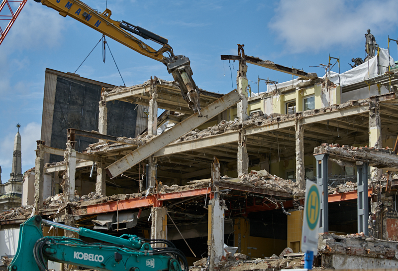 12.07.2019 - Zum Wochenende wird die Ruine des Hotel Königshof um ein Stockwerk verringert. 