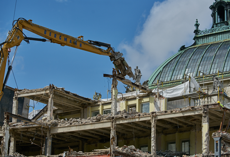 12.07.2019 - Zum Wochenende wird die Ruine des Hotel Königshof um ein Stockwerk verringert. 