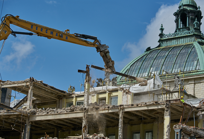 12.07.2019 - Zum Wochenende wird die Ruine des Hotel Königshof um ein Stockwerk verringert. 
