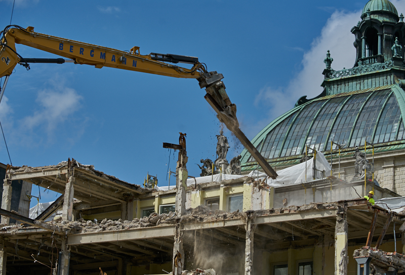 12.07.2019 - Zum Wochenende wird die Ruine des Hotel Königshof um ein Stockwerk verringert. 