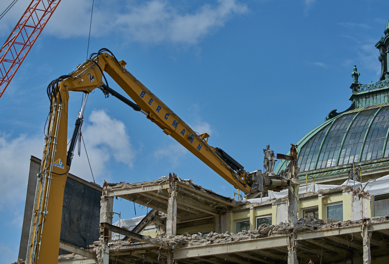 12.07.2019 - Zum Wochenende wird die Ruine des Hotel Königshof um ein Stockwerk verringert. 