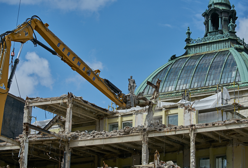 12.07.2019 - Zum Wochenende wird die Ruine des Hotel Königshof um ein Stockwerk verringert. 