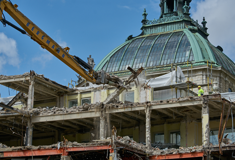 12.07.2019 - Zum Wochenende wird die Ruine des Hotel Königshof um ein Stockwerk verringert. 