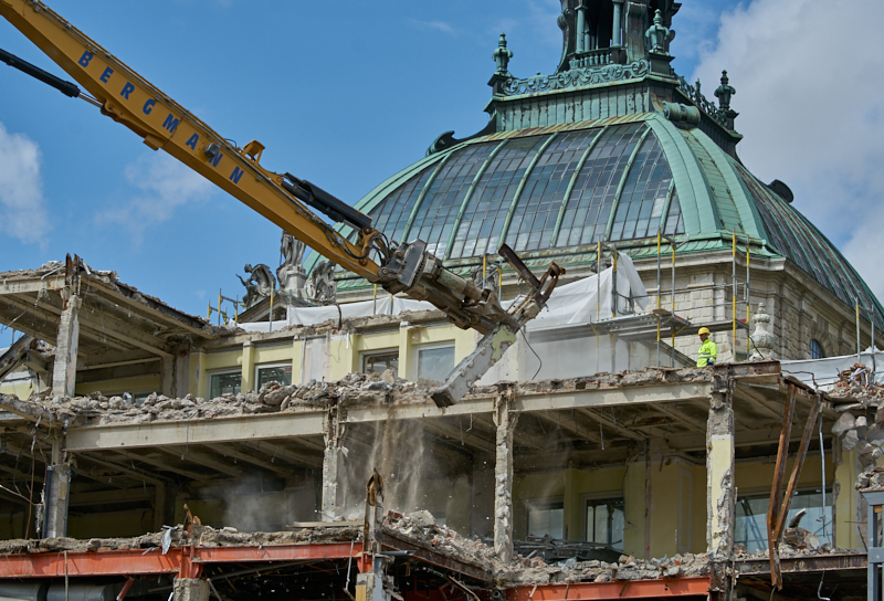 12.07.2019 - Zum Wochenende wird die Ruine des Hotel Königshof um ein Stockwerk verringert. 