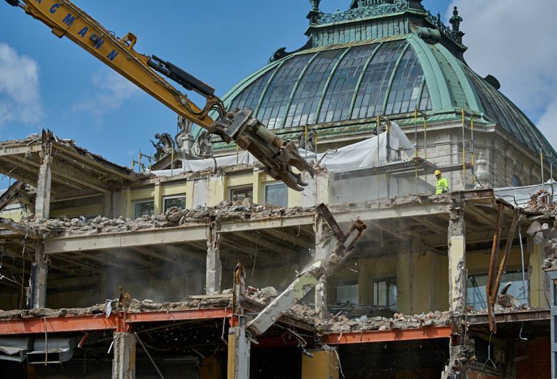 12.07.2019 - Zum Wochenende wird die Ruine des Hotel Königshof um ein Stockwerk verringert. 