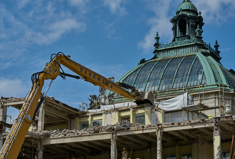 12.07.2019 - Zum Wochenende wird die Ruine des Hotel Königshof um ein Stockwerk verringert. 
