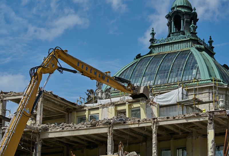 12.07.2019 - Zum Wochenende wird die Ruine des Hotel Königshof um ein Stockwerk verringert. 