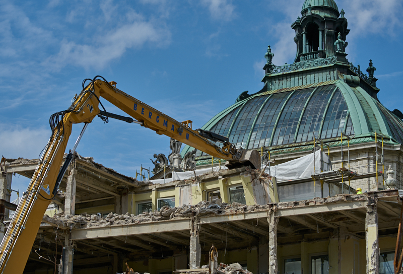 12.07.2019 - Zum Wochenende wird die Ruine des Hotel Königshof um ein Stockwerk verringert. 