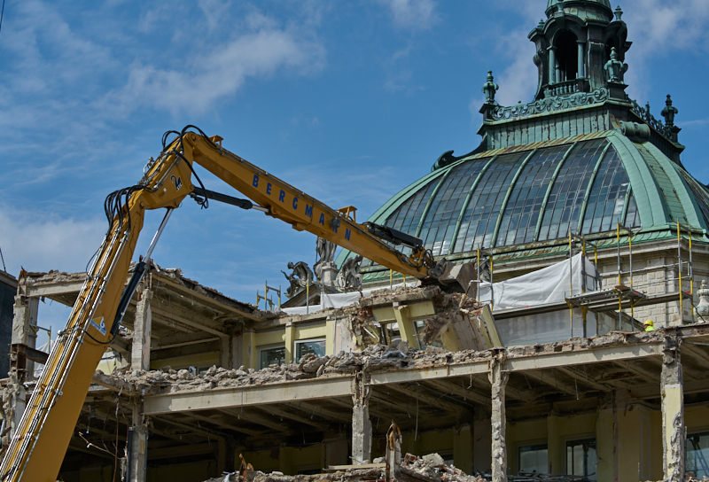 12.07.2019 - Zum Wochenende wird die Ruine des Hotel Königshof um ein Stockwerk verringert. 
