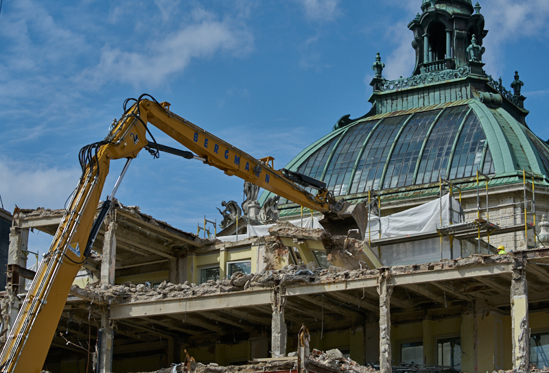 12.07.2019 - Zum Wochenende wird die Ruine des Hotel Königshof um ein Stockwerk verringert. 