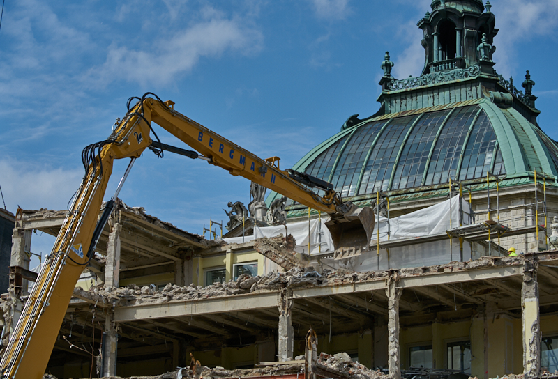 12.07.2019 - Zum Wochenende wird die Ruine des Hotel Königshof um ein Stockwerk verringert. 