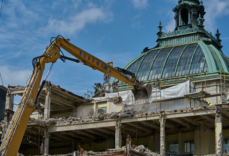 12.07.2019 - Zum Wochenende wird die Ruine des Hotel Königshof um ein Stockwerk verringert. 