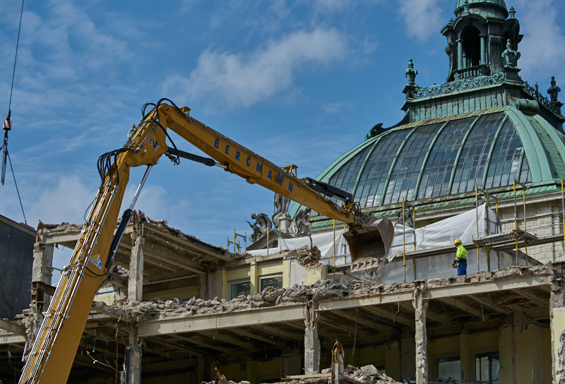 12.07.2019 - Zum Wochenende wird die Ruine des Hotel Königshof um ein Stockwerk verringert. 