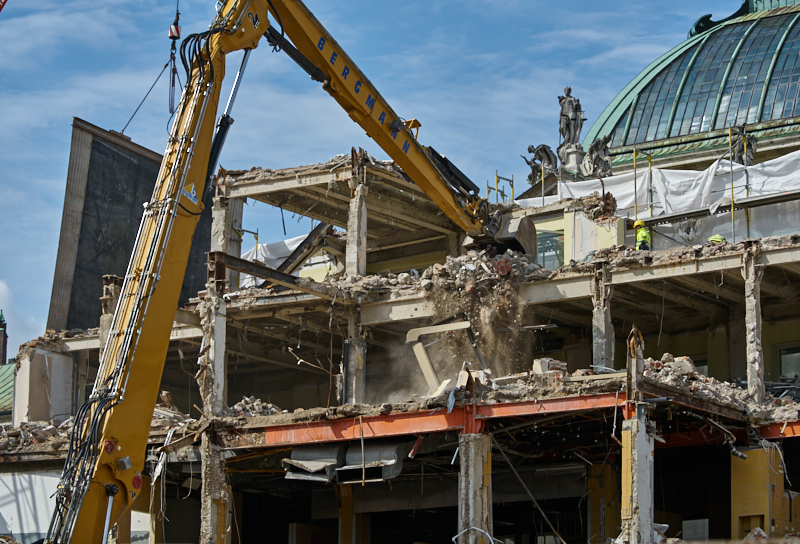 12.07.2019 - Zum Wochenende wird die Ruine des Hotel Königshof um ein Stockwerk verringert. 