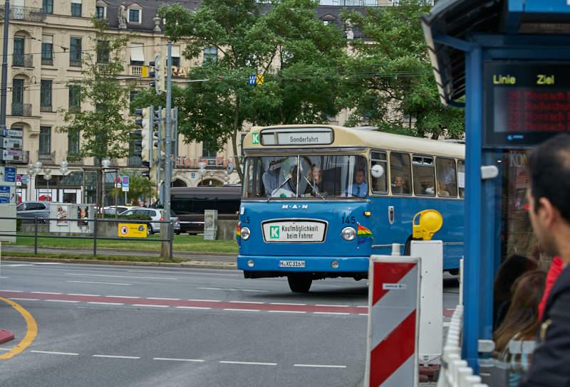 12.07.2019 - Zum Wochenende wird die Ruine des Hotel Königshof um ein Stockwerk verringert. 