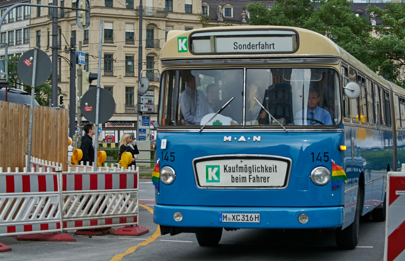 12.07.2019 - Zum Wochenende wird die Ruine des Hotel Königshof um ein Stockwerk verringert. 