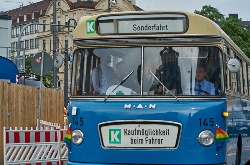 12.07.2019 - Zum Wochenende wird die Ruine des Hotel Königshof um ein Stockwerk verringert. 
