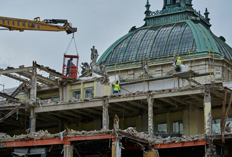 12.07.2019 - Zum Wochenende wird die Ruine des Hotel Königshof um ein Stockwerk verringert. 