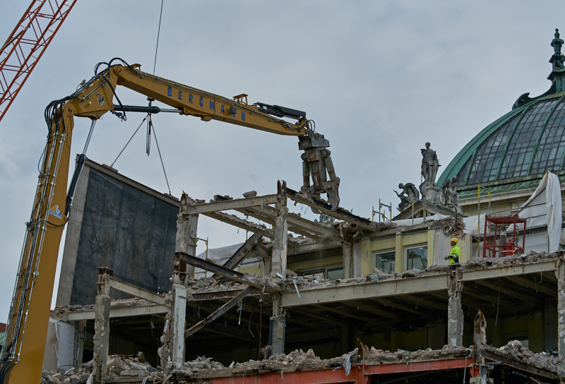 12.07.2019 - Zum Wochenende wird die Ruine des Hotel Königshof um ein Stockwerk verringert. 