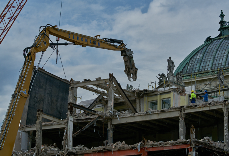 12.07.2019 - Zum Wochenende wird die Ruine des Hotel Königshof um ein Stockwerk verringert. 