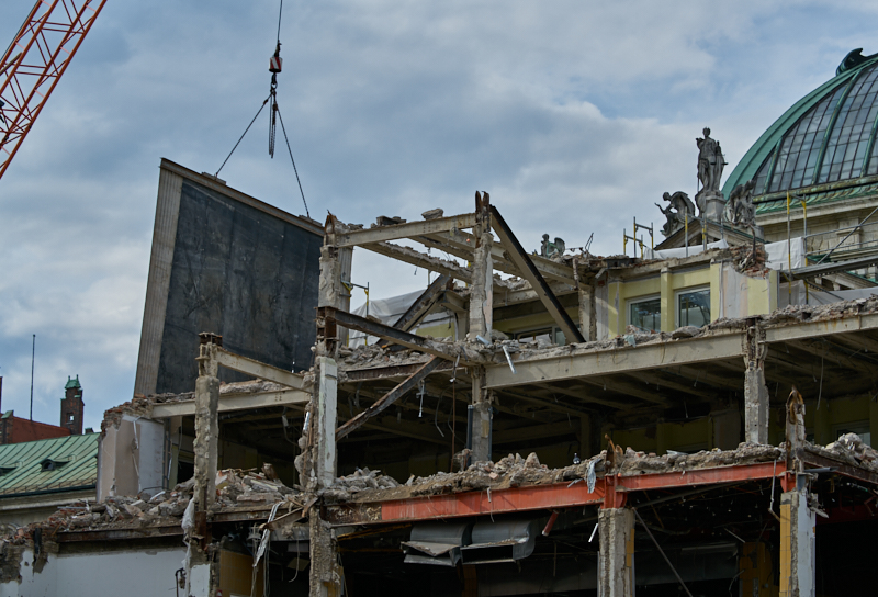 12.07.2019 - Zum Wochenende wird die Ruine des Hotel Königshof um ein Stockwerk verringert. 