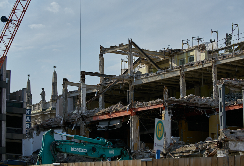12.07.2019 - Zum Wochenende wird die Ruine des Hotel Königshof um ein Stockwerk verringert. 