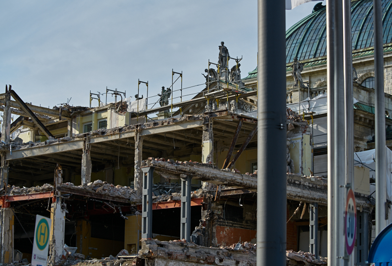 12.07.2019 - Zum Wochenende wird die Ruine des Hotel Königshof um ein Stockwerk verringert. 
