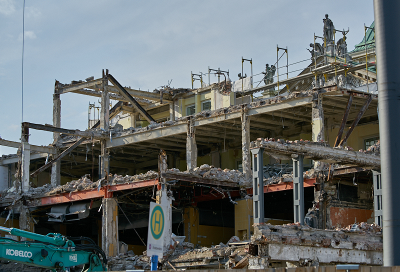 12.07.2019 - Zum Wochenende wird die Ruine des Hotel Königshof um ein Stockwerk verringert. 