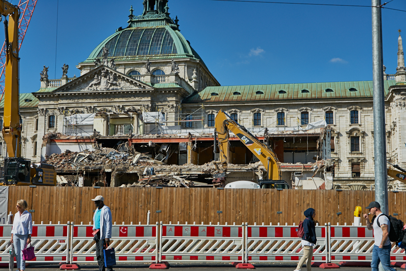16.07.2019 - Abriss-und-Neubau-des-Hotel-Königshof-in-München