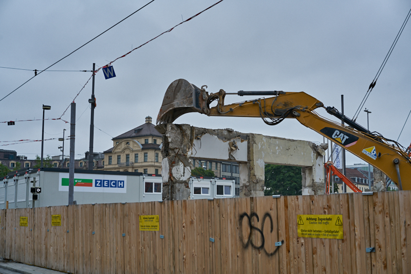 29.07.2019 - Die letzten Mauerreste werden eingerissen. Der Königshof ist platt