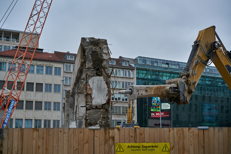 29.07.2019 - Die letzten Mauerreste werden eingerissen. Der Königshof ist platt